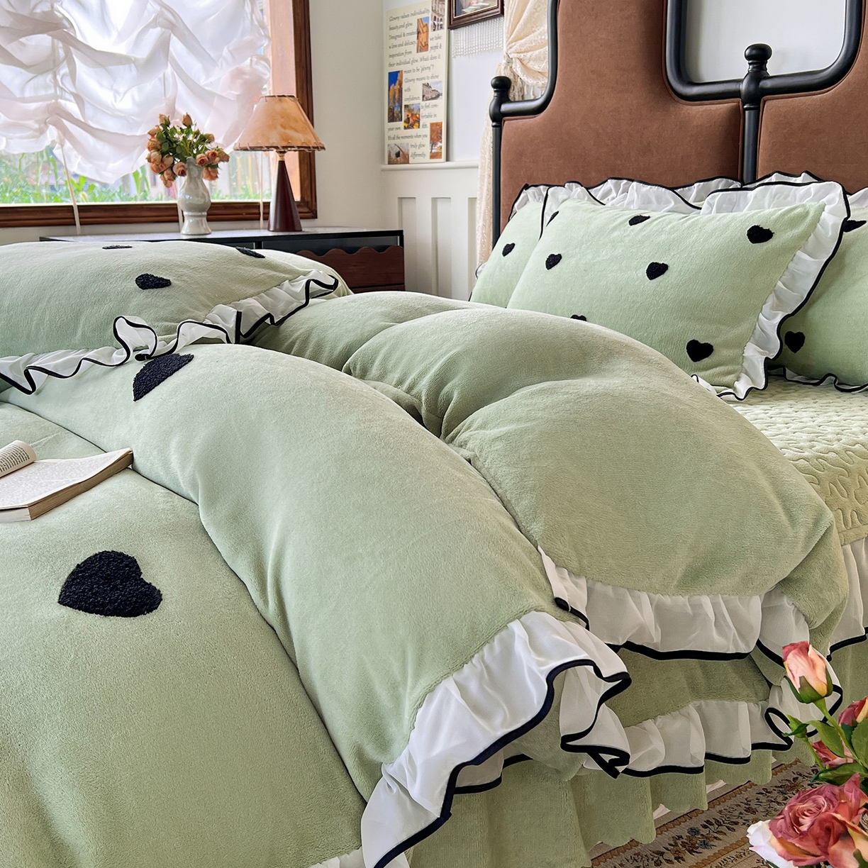 91家纺网 家纺一手货源 找家纺 梦柏家纺 2025新款韩式牛奶绒刺绣花边床盖四件套 浅草绿