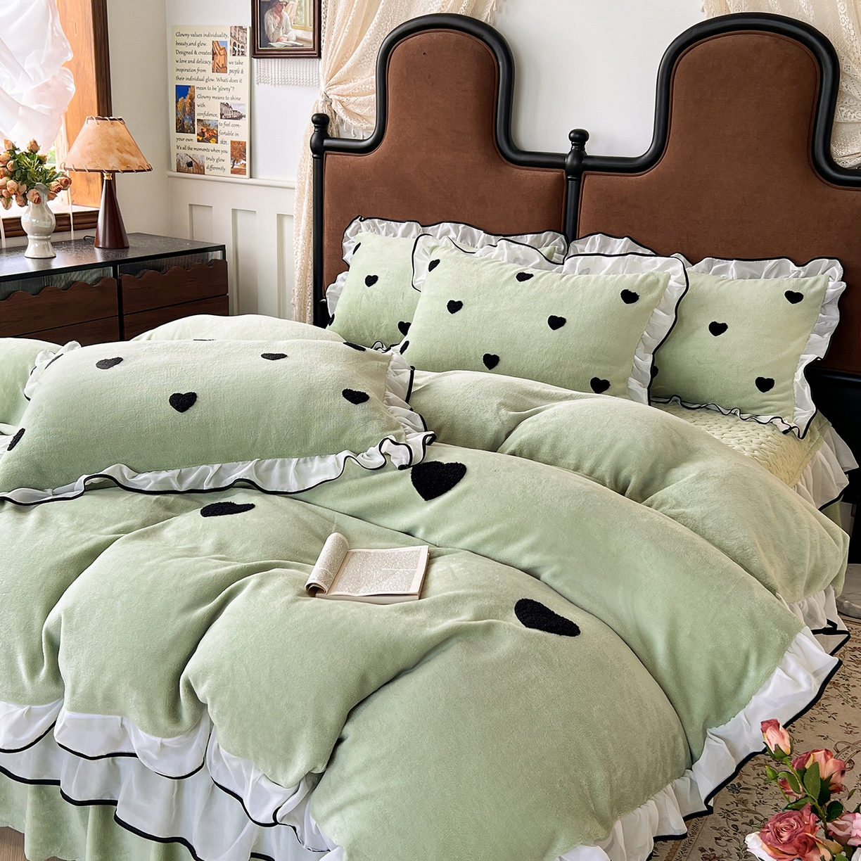 91家纺网 家纺一手货源 找家纺 梦柏家纺 2025新款韩式牛奶绒刺绣花边床盖四件套 浅草绿