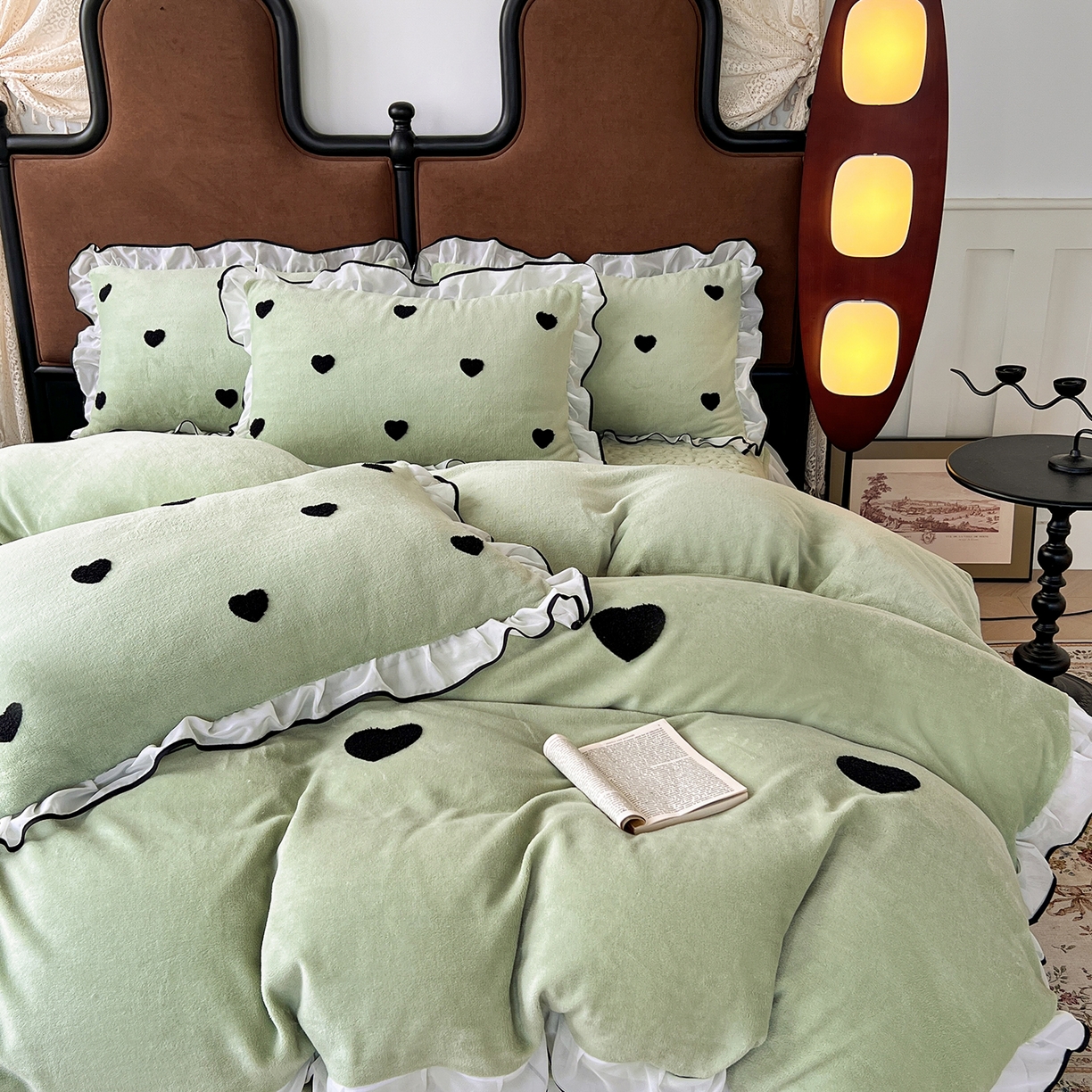 91家纺网 家纺一手货源 找家纺 梦柏家纺 2025新款韩式牛奶绒刺绣花边床盖四件套 浅草绿