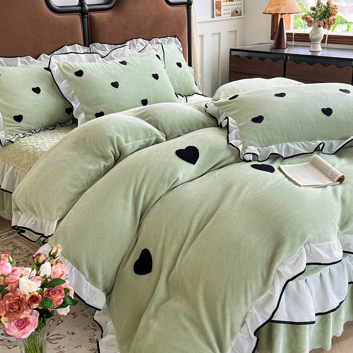 91家纺网 家纺一手货源 找家纺 梦柏家纺 2025新款韩式牛奶绒刺绣花边床盖四件套 浅草绿