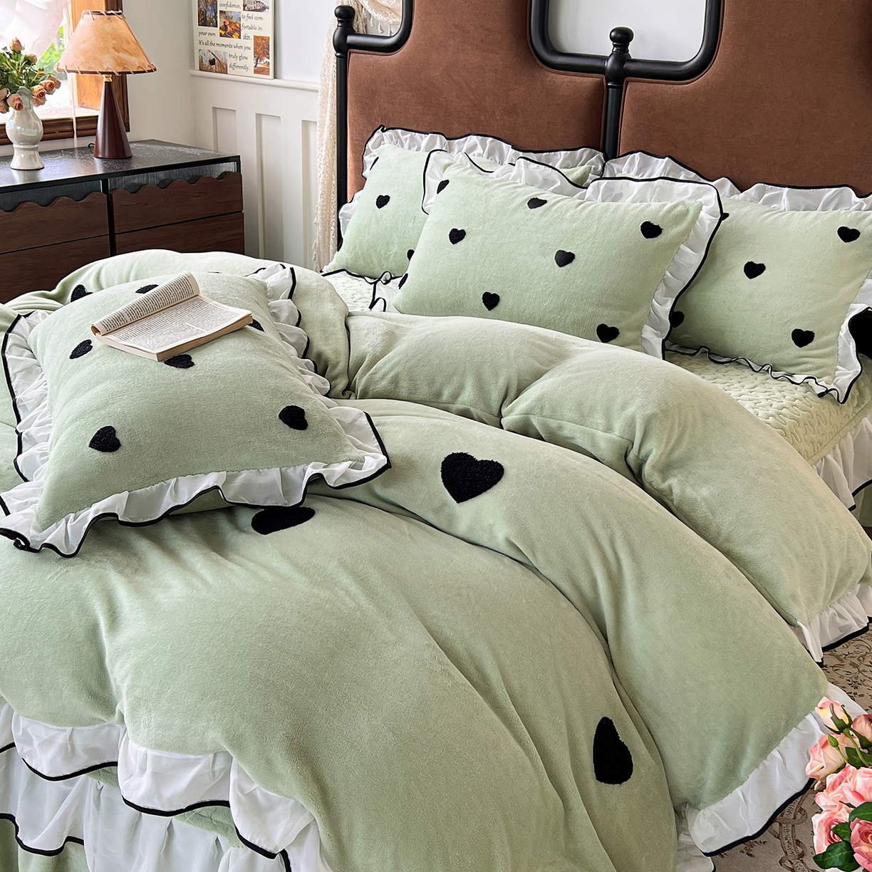 91家纺网 家纺一手货源 找家纺 梦柏家纺 2025新款韩式牛奶绒刺绣花边床盖四件套 浅草绿
