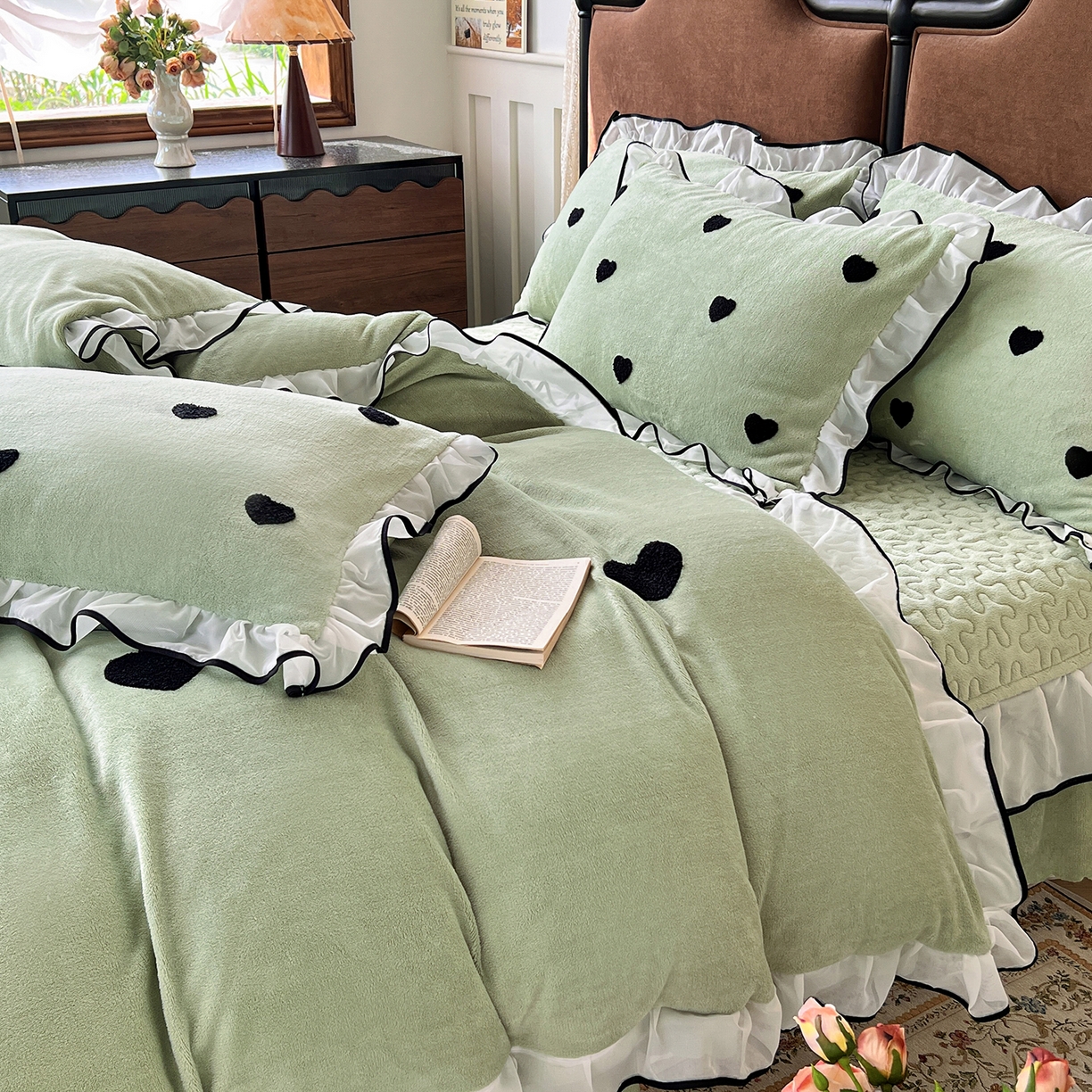 91家纺网 家纺一手货源 找家纺 梦柏家纺 2025新款韩式牛奶绒刺绣花边床盖四件套 浅草绿