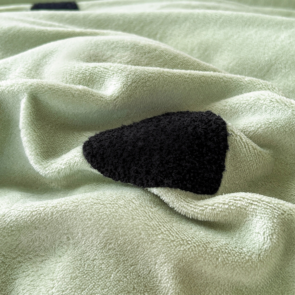 91家纺网 家纺一手货源 找家纺 梦柏家纺 2025新款韩式牛奶绒刺绣花边床盖四件套 浅草绿