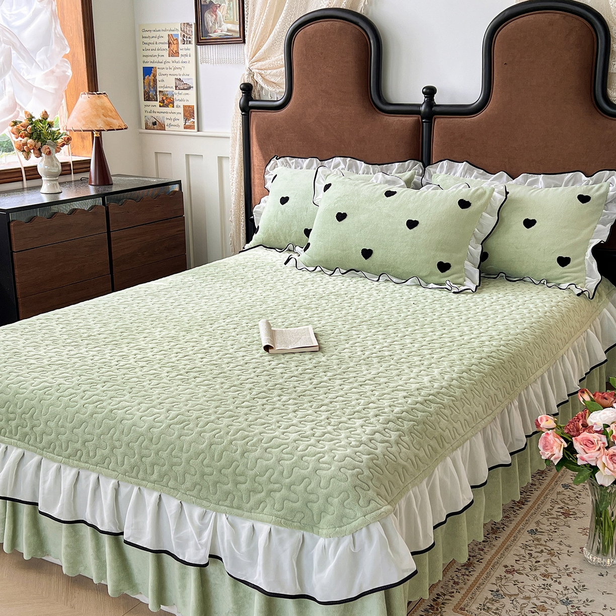 91家纺网 家纺一手货源 找家纺 梦柏家纺 2025新款韩式牛奶绒刺绣花边床盖四件套 浅草绿