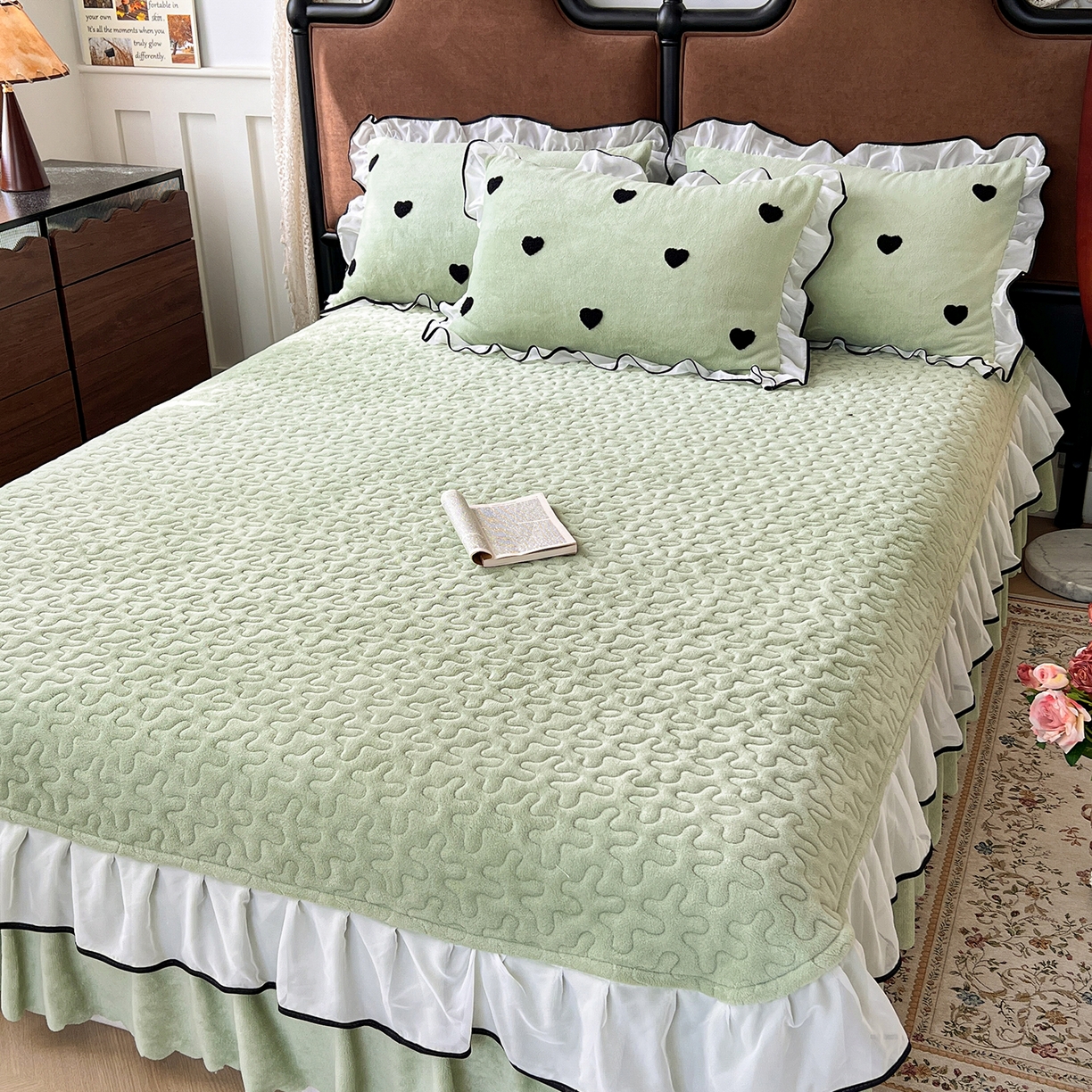 91家纺网 家纺一手货源 找家纺 梦柏家纺 2025新款韩式牛奶绒刺绣花边床盖四件套 浅草绿