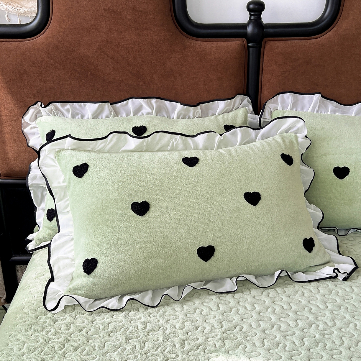 91家纺网 家纺一手货源 找家纺 梦柏家纺 2025新款韩式牛奶绒刺绣花边床盖四件套 浅草绿