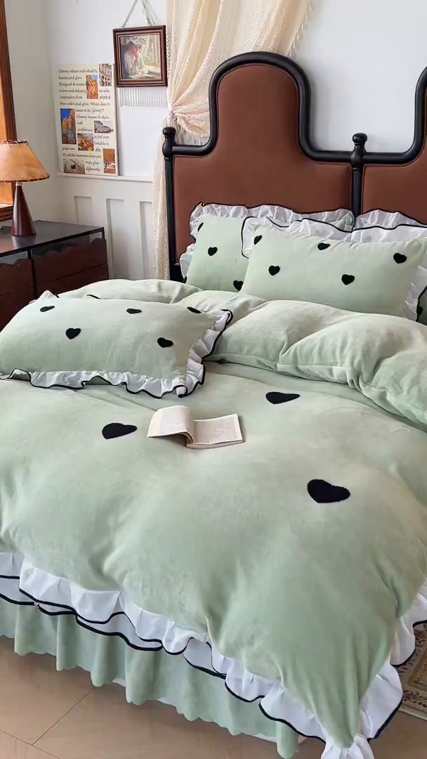 91家纺网 家纺一手货源 找家纺 梦柏家纺 2025新款韩式牛奶绒刺绣花边床盖四件套 浅草绿