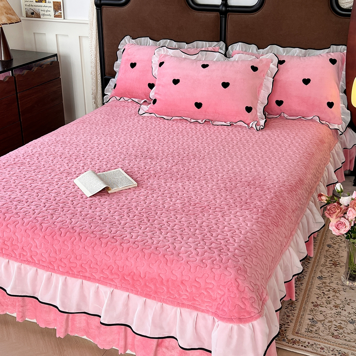 91家纺网 家纺一手货源 找家纺 梦柏家纺 2025新款韩式牛奶绒刺绣花边床盖四件套 蔷薇粉