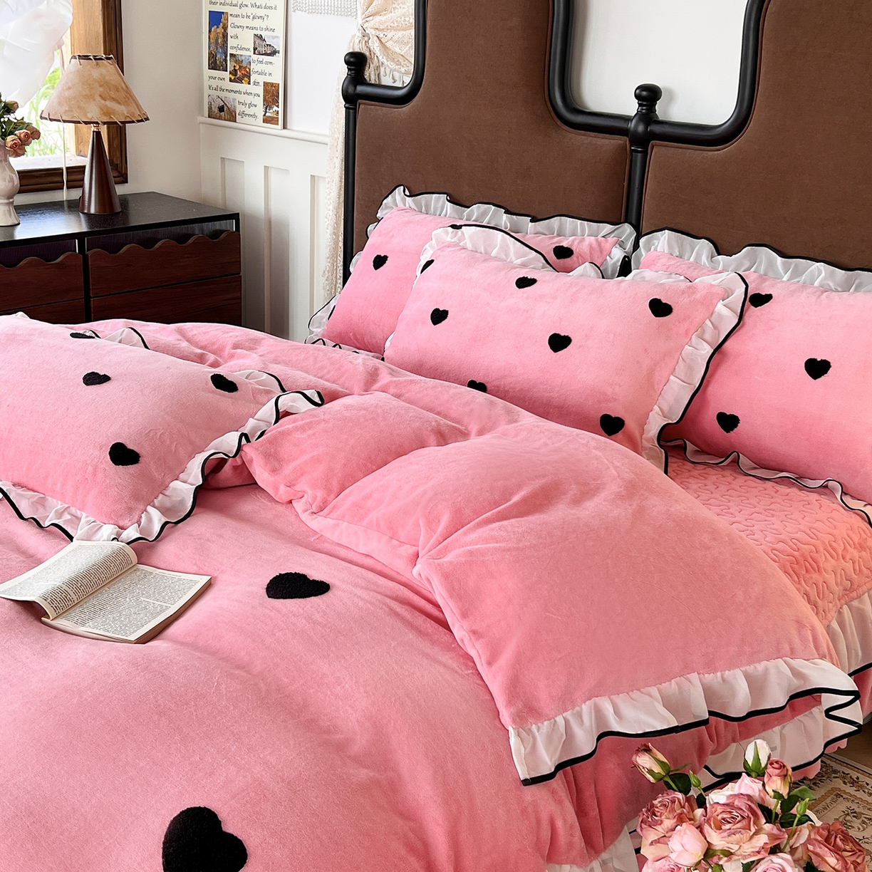 91家纺网 家纺一手货源 找家纺 梦柏家纺 2025新款韩式牛奶绒刺绣花边床盖四件套 蔷薇粉