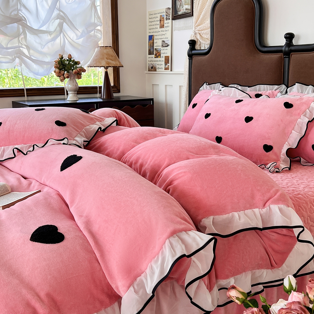 91家纺网 家纺一手货源 找家纺 梦柏家纺 2025新款韩式牛奶绒刺绣花边床盖四件套 蔷薇粉