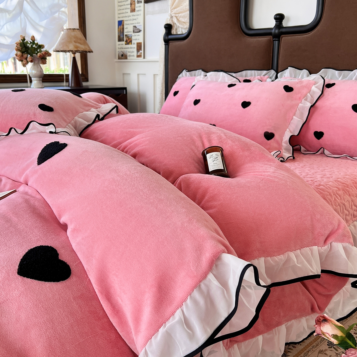 91家纺网 家纺一手货源 找家纺 梦柏家纺 2025新款韩式牛奶绒刺绣花边床盖四件套 蔷薇粉