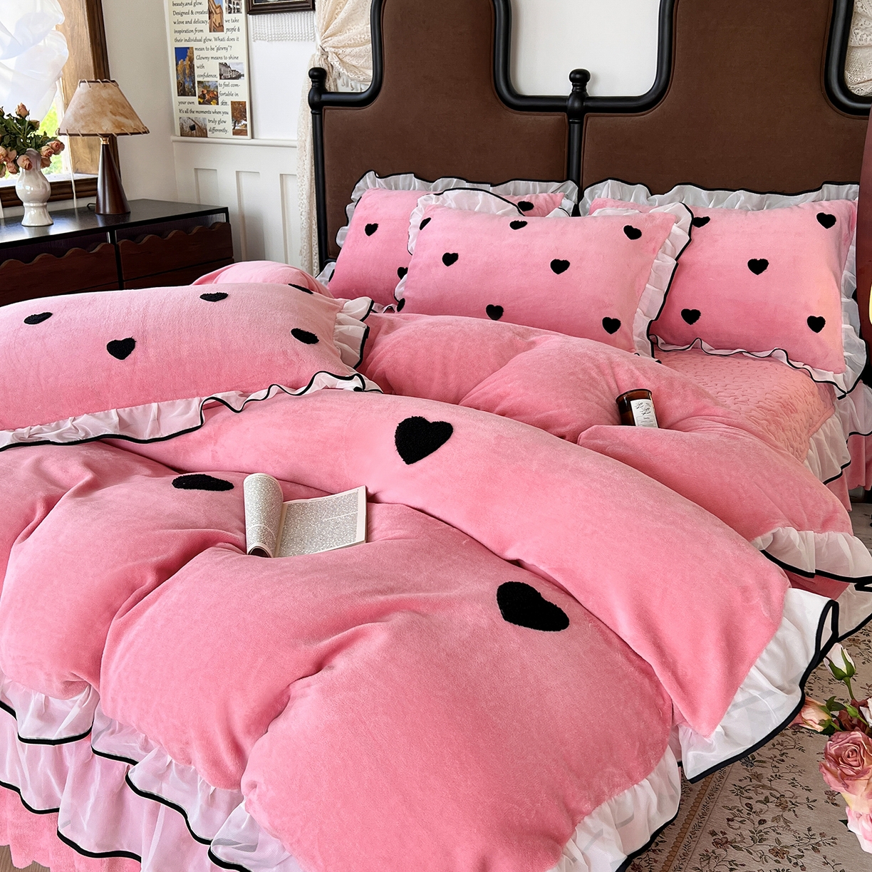 91家纺网 家纺一手货源 找家纺 梦柏家纺 2025新款韩式牛奶绒刺绣花边床盖四件套 蔷薇粉