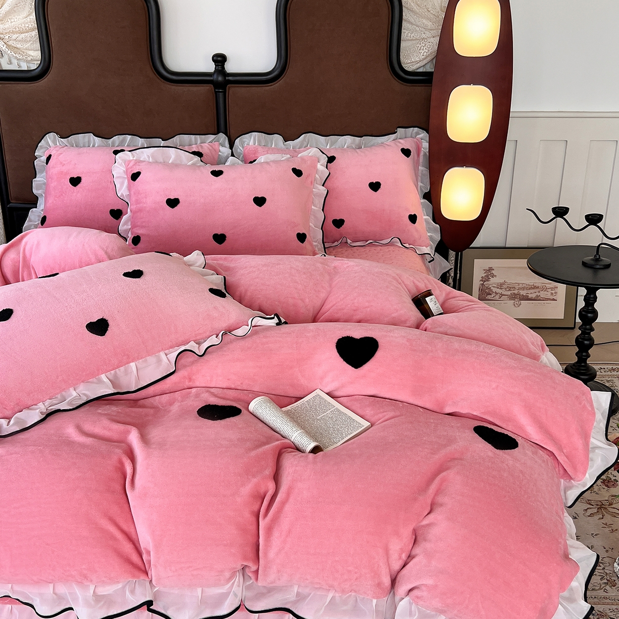 91家纺网 家纺一手货源 找家纺 梦柏家纺 2025新款韩式牛奶绒刺绣花边床盖四件套 蔷薇粉