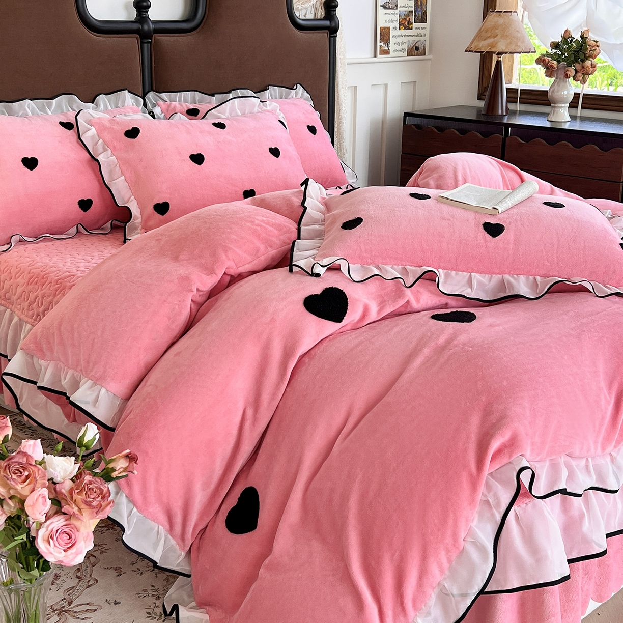 91家纺网 家纺一手货源 找家纺 梦柏家纺 2025新款韩式牛奶绒刺绣花边床盖四件套 蔷薇粉