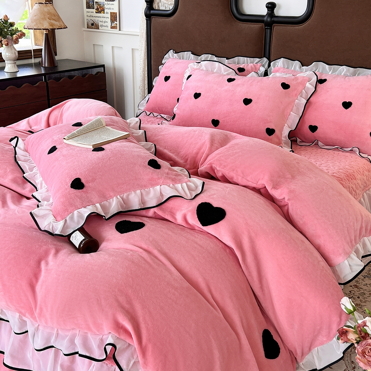 91家纺网 家纺一手货源 找家纺 梦柏家纺 2025新款韩式牛奶绒刺绣花边床盖四件套 蔷薇粉