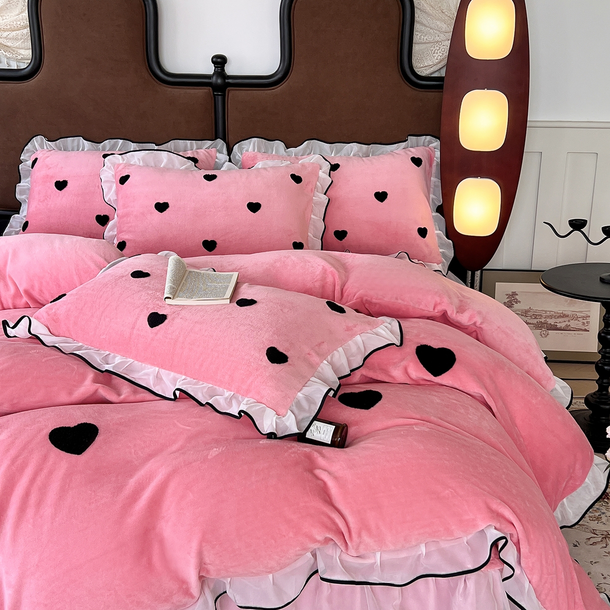 91家纺网 家纺一手货源 找家纺 梦柏家纺 2025新款韩式牛奶绒刺绣花边床盖四件套 蔷薇粉