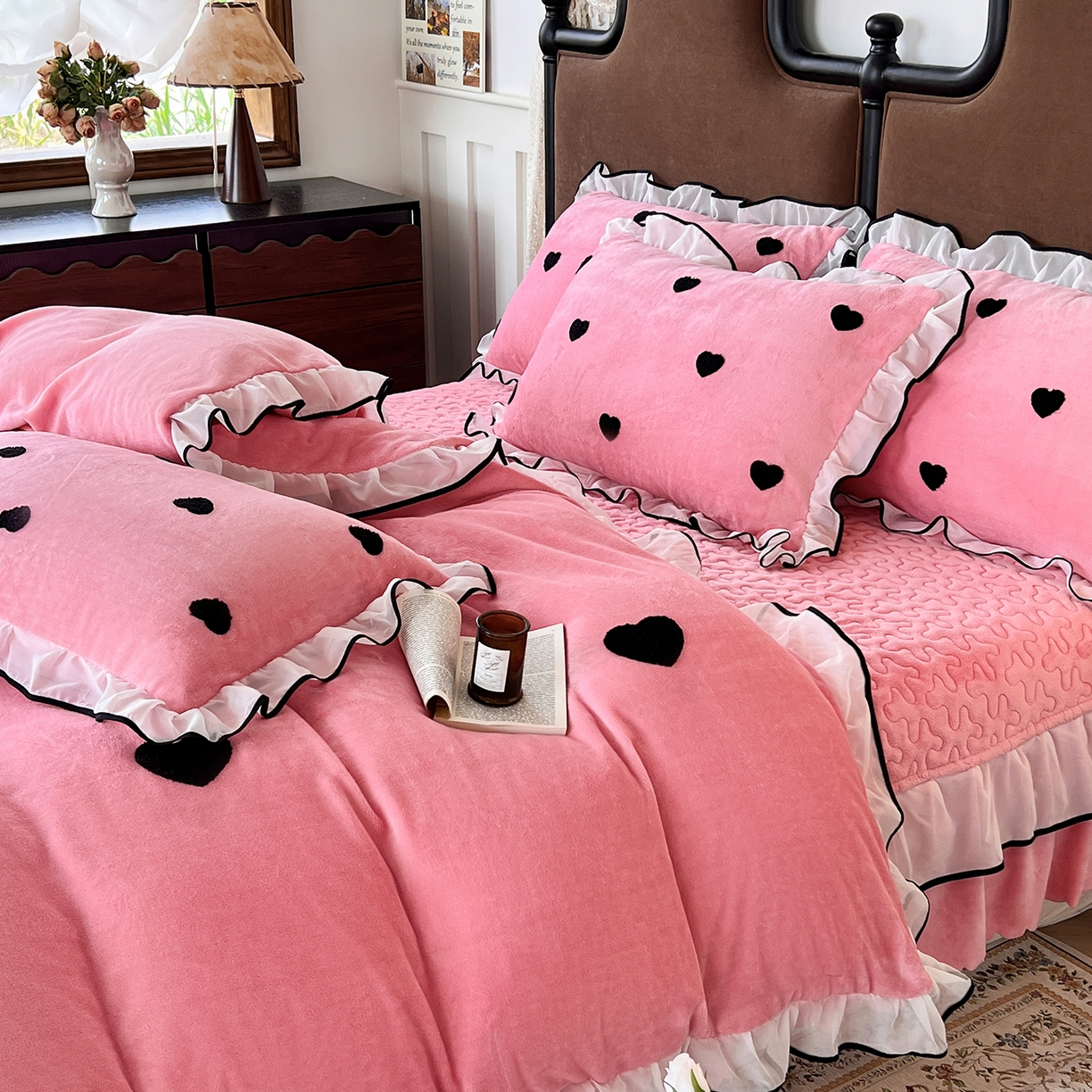 91家纺网 家纺一手货源 找家纺 梦柏家纺 2025新款韩式牛奶绒刺绣花边床盖四件套 蔷薇粉