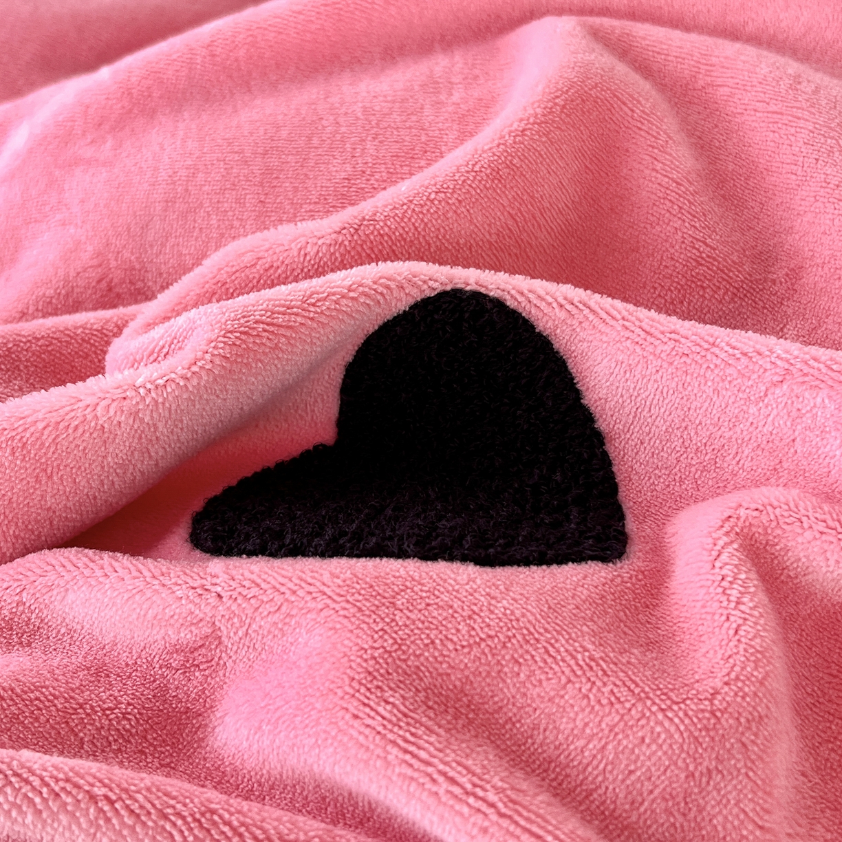 91家纺网 家纺一手货源 找家纺 梦柏家纺 2025新款韩式牛奶绒刺绣花边床盖四件套 蔷薇粉