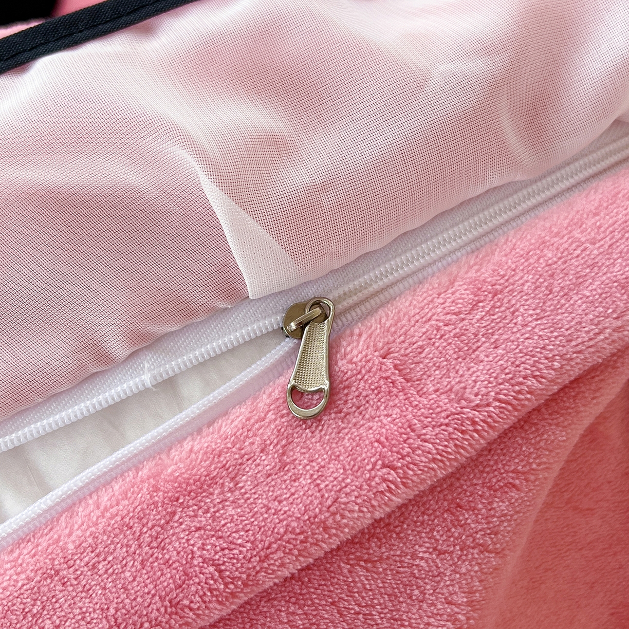 91家纺网 家纺一手货源 找家纺 梦柏家纺 2025新款韩式牛奶绒刺绣花边床盖四件套 蔷薇粉