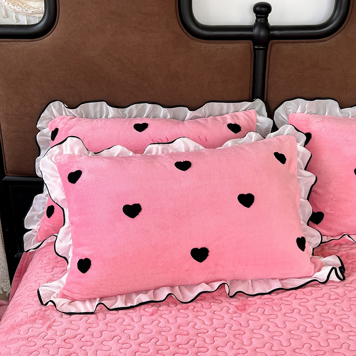 91家纺网 家纺一手货源 找家纺 梦柏家纺 2025新款韩式牛奶绒刺绣花边床盖四件套 蔷薇粉