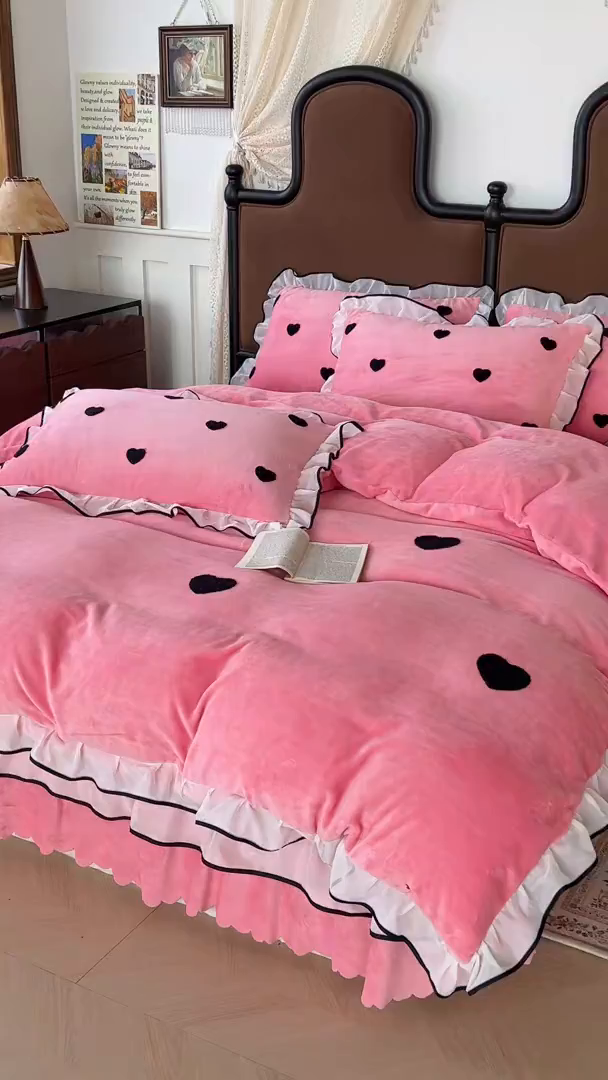 91家纺网 家纺一手货源 找家纺 梦柏家纺 2025新款韩式牛奶绒刺绣花边床盖四件套 蔷薇粉