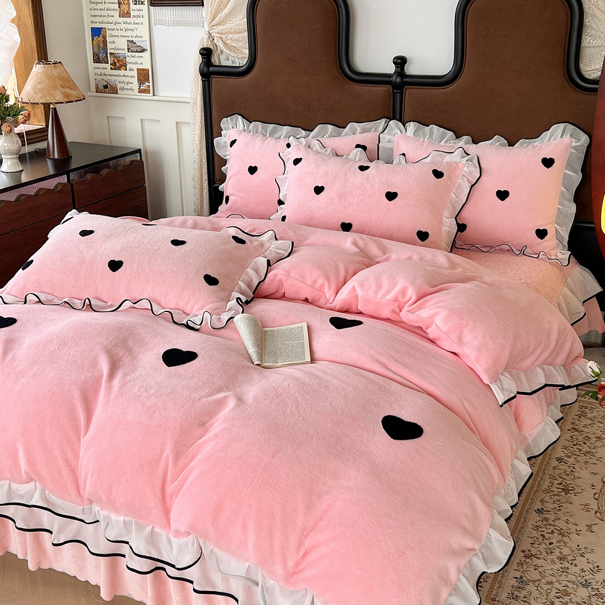 91家纺网 家纺一手货源 找家纺 梦柏家纺 2025新款韩式牛奶绒刺绣花边床盖四件套 樱花粉