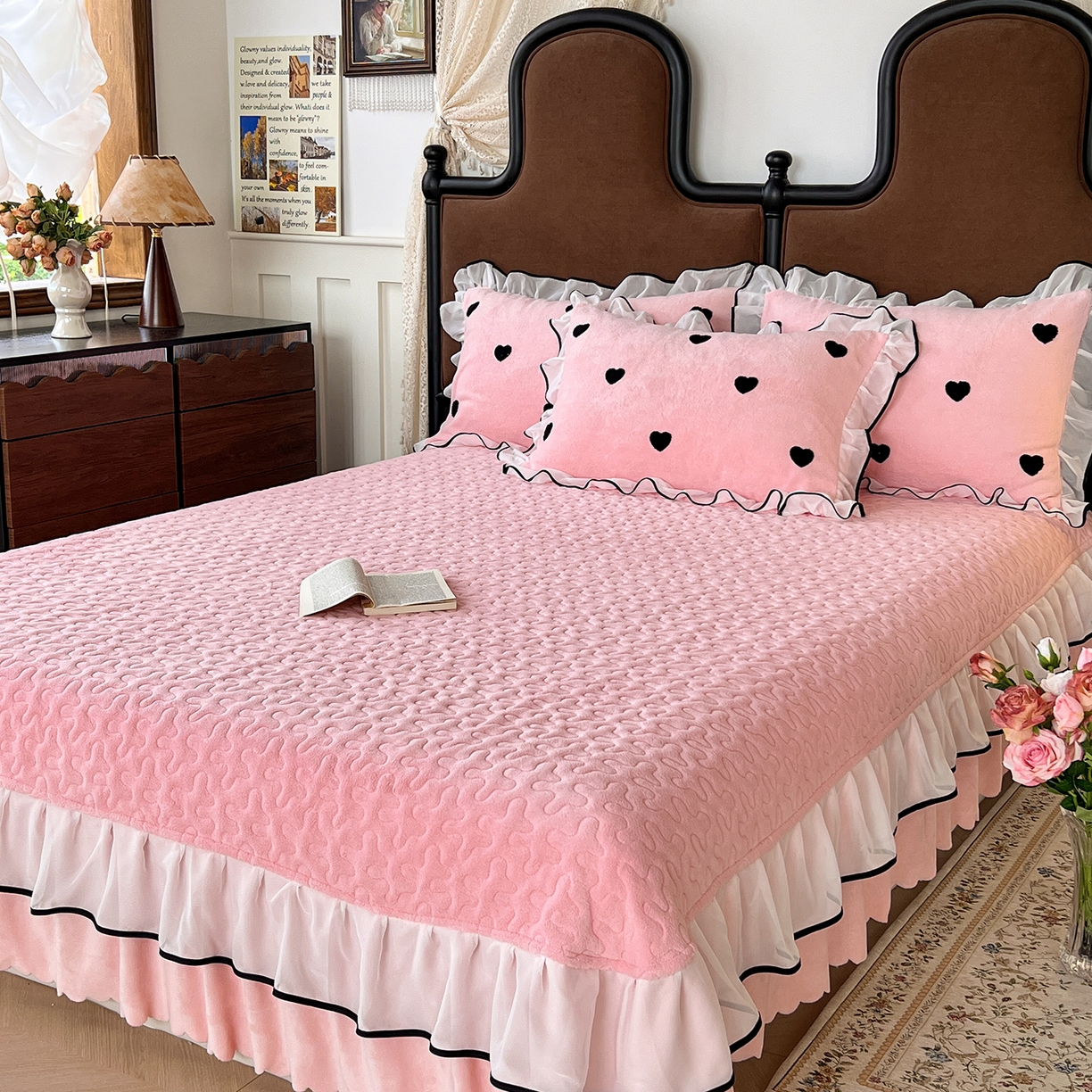 91家纺网 家纺一手货源 找家纺 梦柏家纺 2025新款韩式牛奶绒刺绣花边床盖四件套 樱花粉