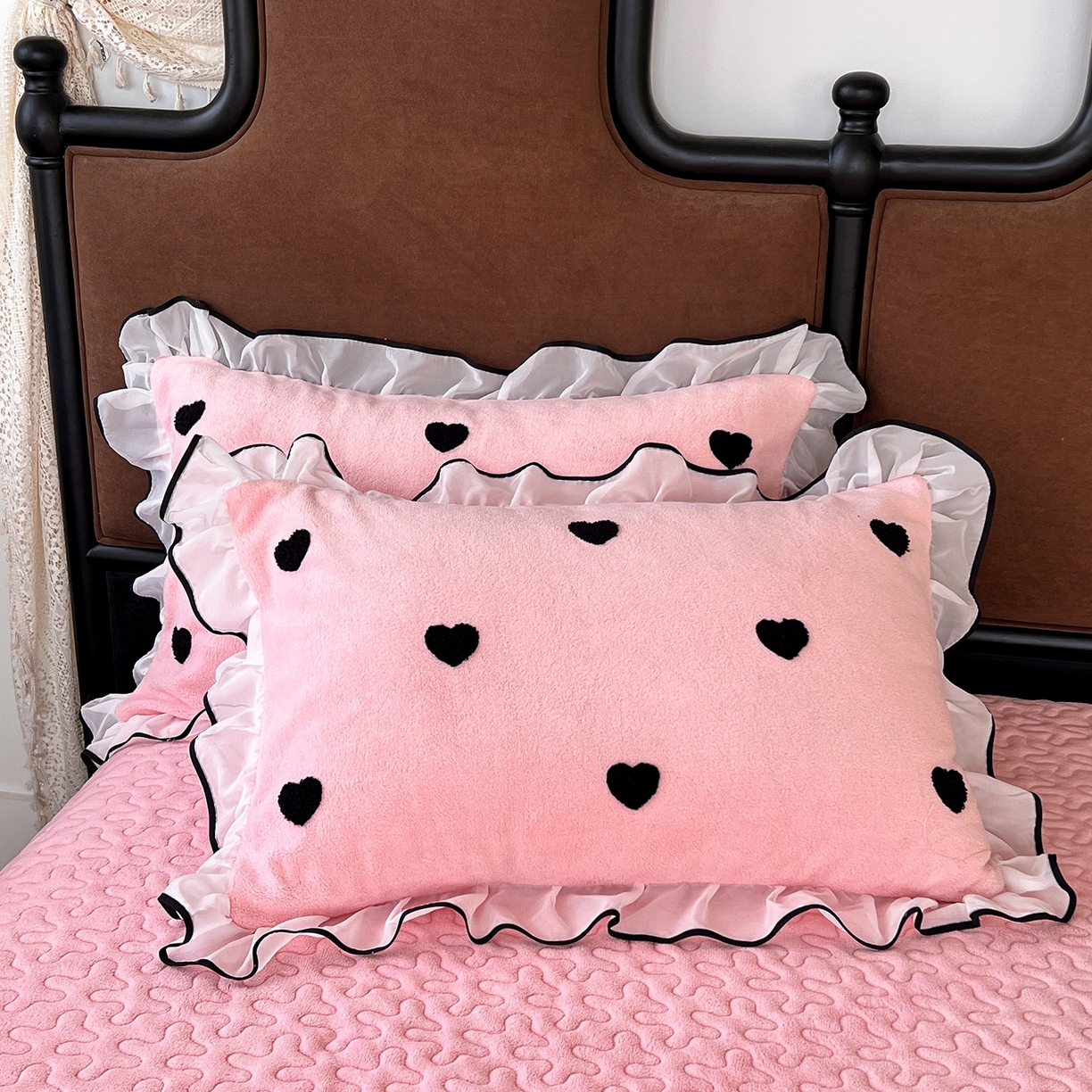 91家纺网 家纺一手货源 找家纺 梦柏家纺 2025新款韩式牛奶绒刺绣花边床盖四件套 樱花粉