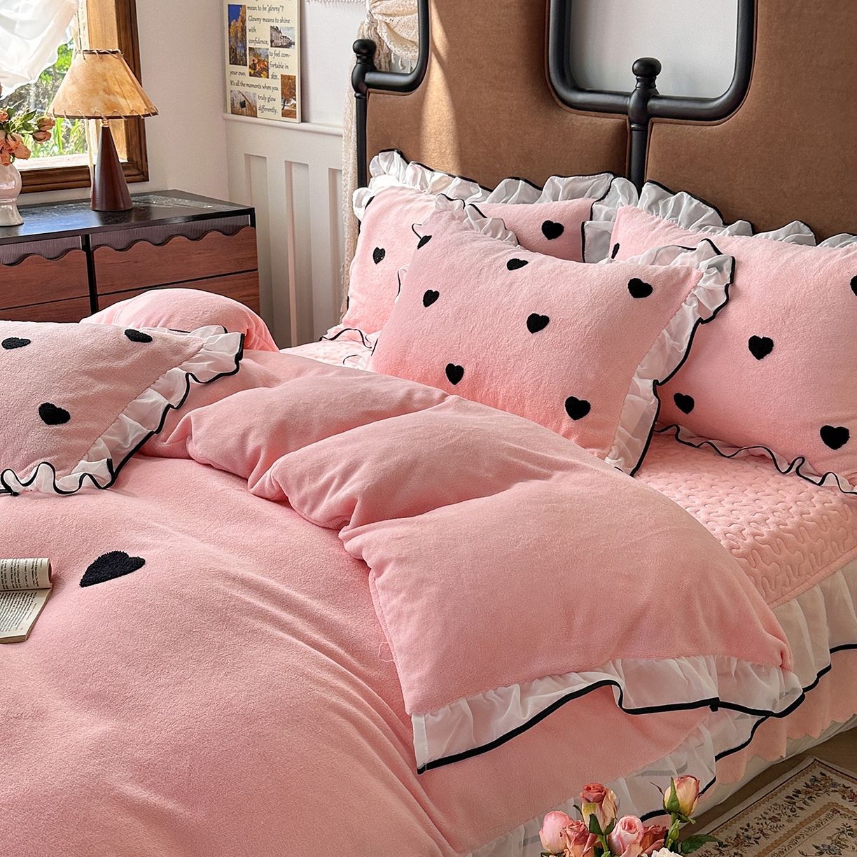 91家纺网 家纺一手货源 找家纺 梦柏家纺 2025新款韩式牛奶绒刺绣花边床盖四件套 樱花粉