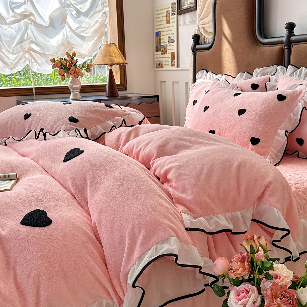 91家纺网 家纺一手货源 找家纺 梦柏家纺 2025新款韩式牛奶绒刺绣花边床盖四件套 樱花粉