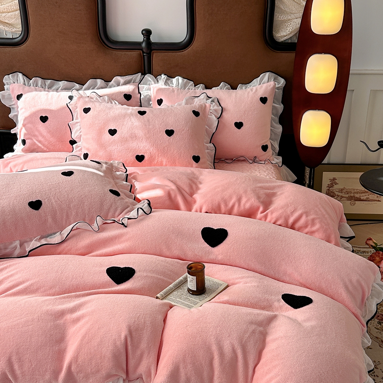 91家纺网 家纺一手货源 找家纺 梦柏家纺 2025新款韩式牛奶绒刺绣花边床盖四件套 樱花粉