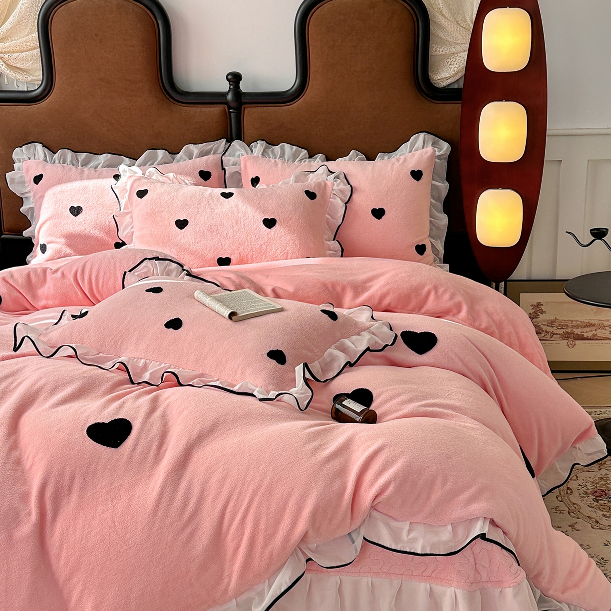 91家纺网 家纺一手货源 找家纺 梦柏家纺 2025新款韩式牛奶绒刺绣花边床盖四件套 樱花粉