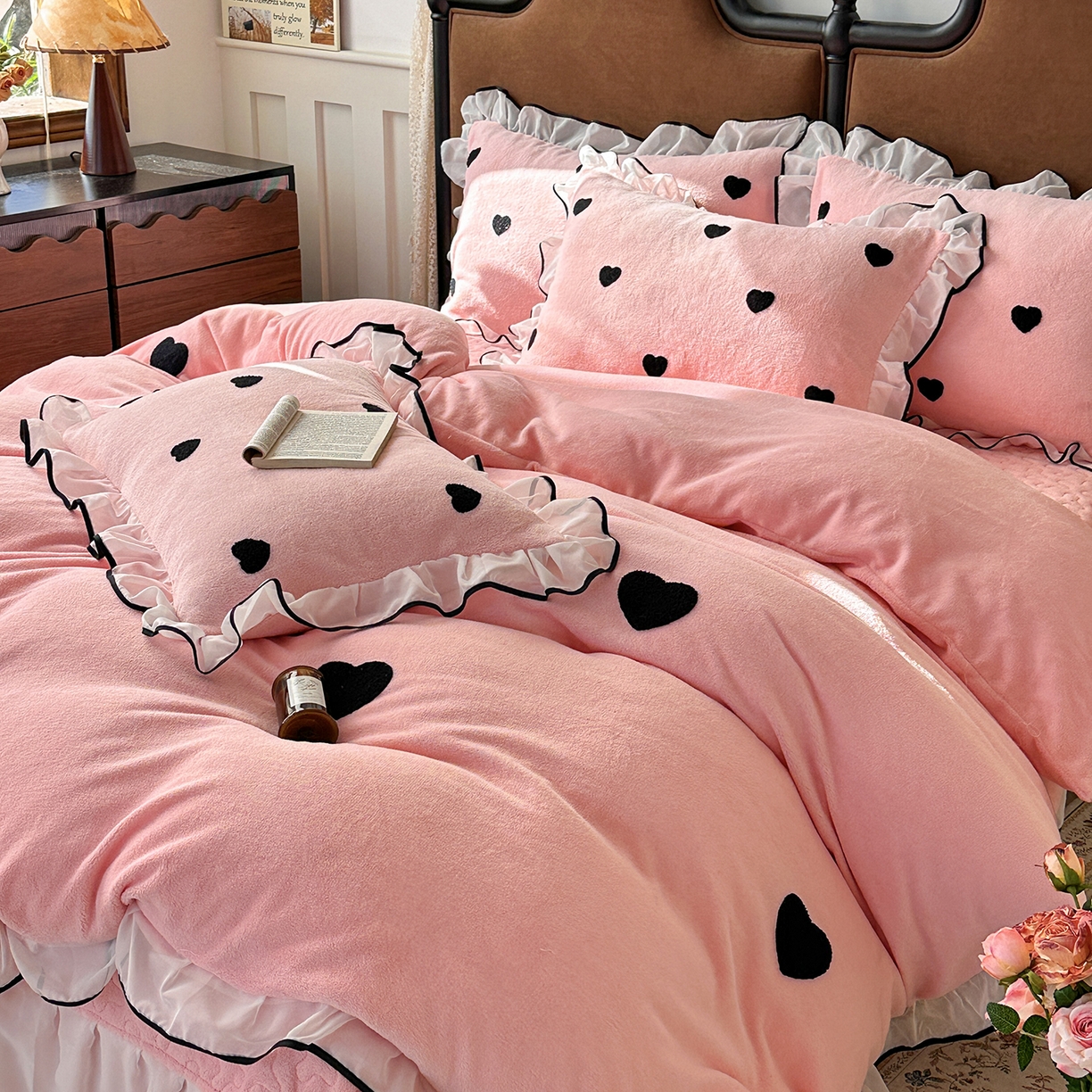 91家纺网 家纺一手货源 找家纺 梦柏家纺 2025新款韩式牛奶绒刺绣花边床盖四件套 樱花粉