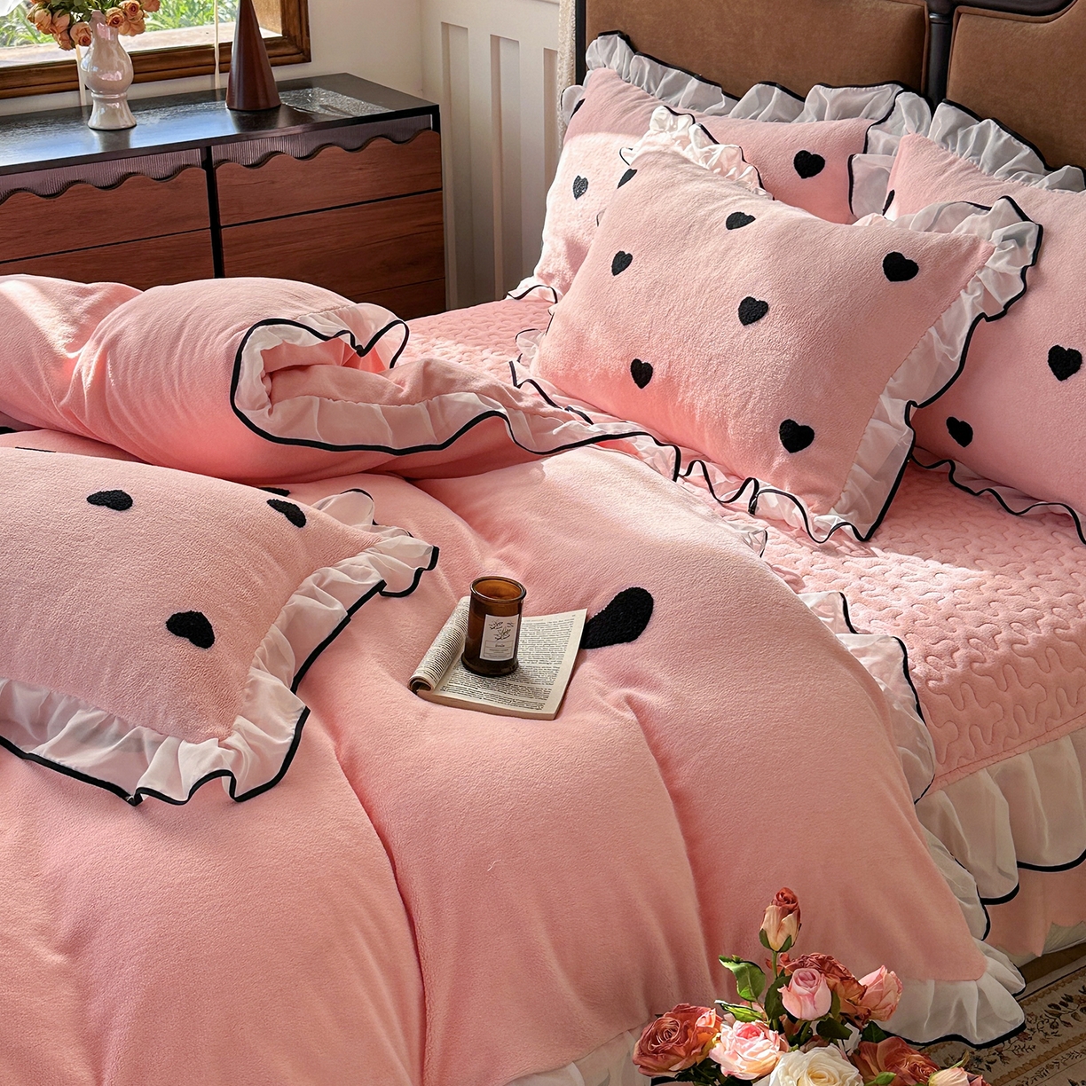 91家纺网 家纺一手货源 找家纺 梦柏家纺 2025新款韩式牛奶绒刺绣花边床盖四件套 樱花粉