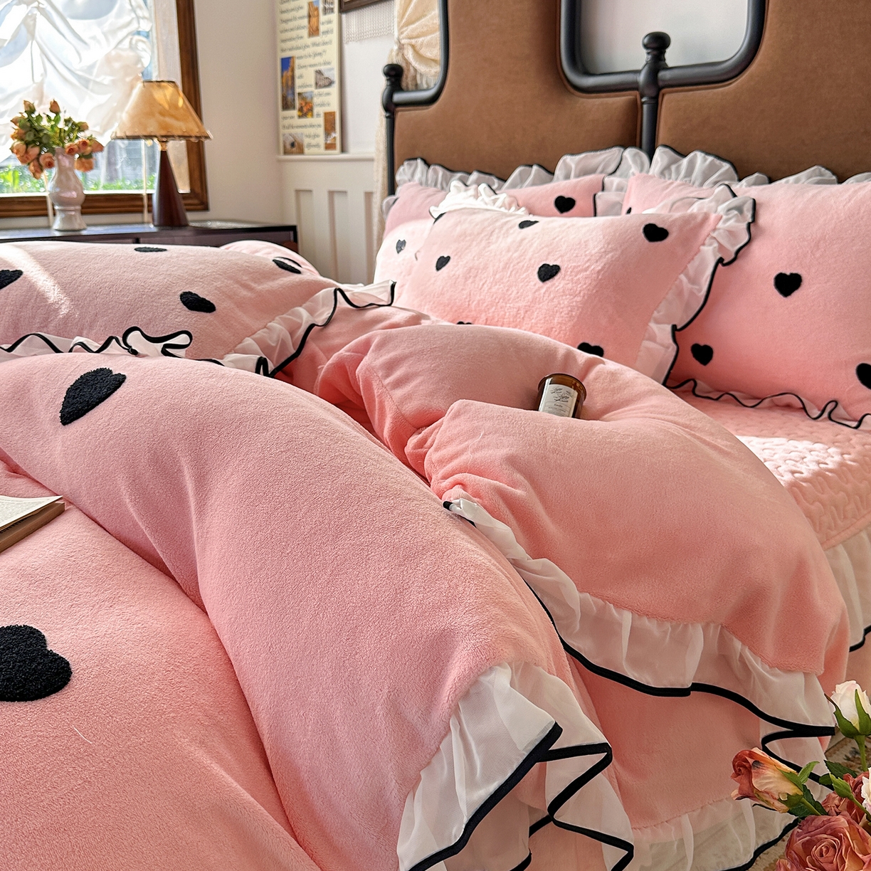 91家纺网 家纺一手货源 找家纺 梦柏家纺 2025新款韩式牛奶绒刺绣花边床盖四件套 樱花粉