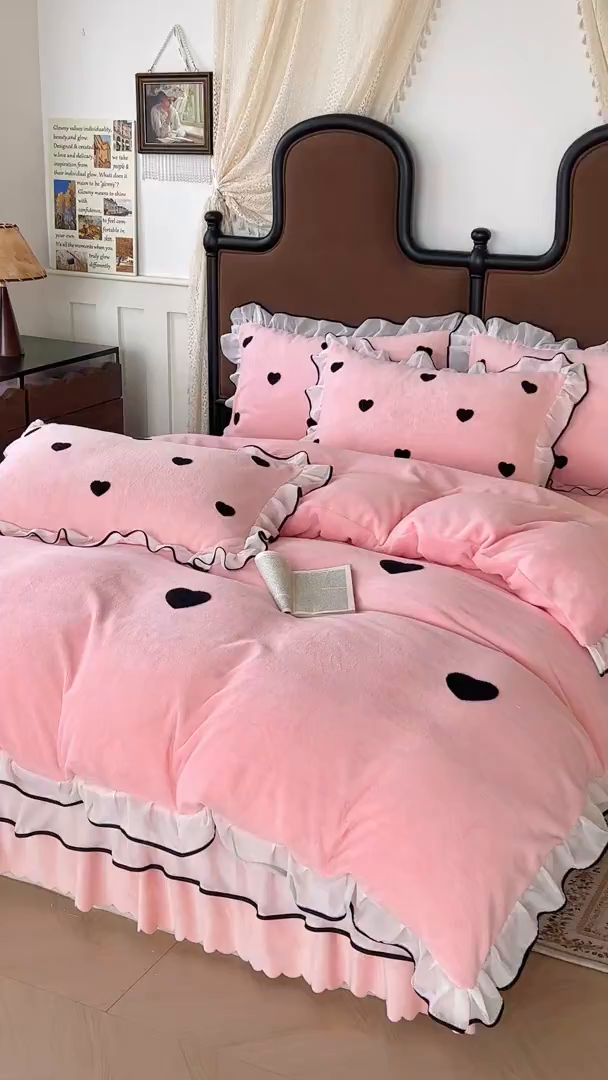 91家纺网 家纺一手货源 找家纺 梦柏家纺 2025新款韩式牛奶绒刺绣花边床盖四件套 樱花粉