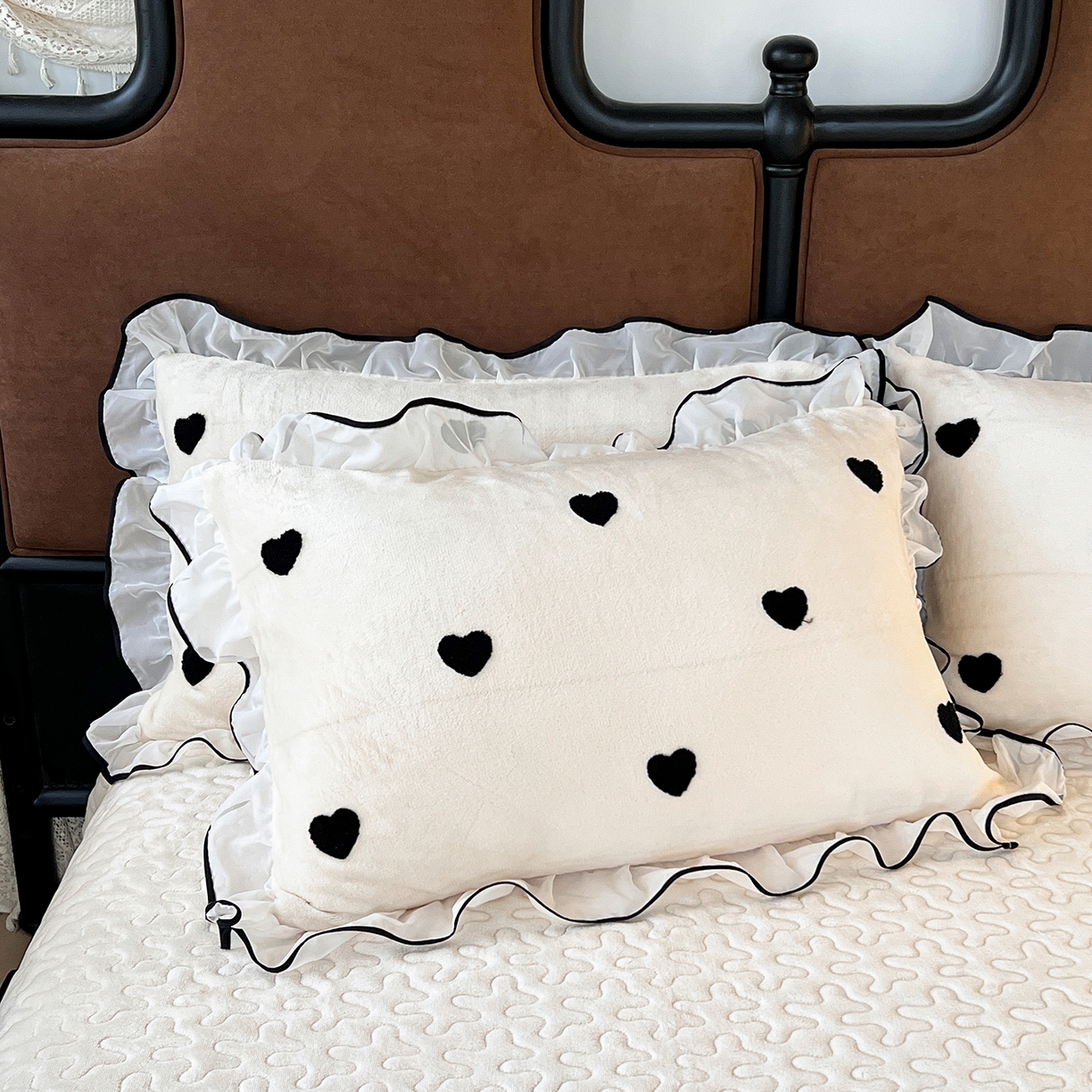 91家纺网 家纺一手货源 找家纺 梦柏家纺 2025新款韩式牛奶绒刺绣花边床盖四件套 月光白