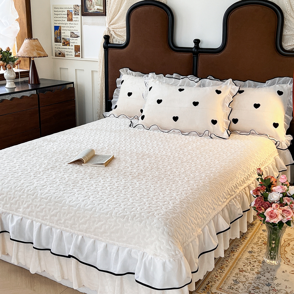 91家纺网 家纺一手货源 找家纺 梦柏家纺 2025新款韩式牛奶绒刺绣花边床盖四件套 月光白