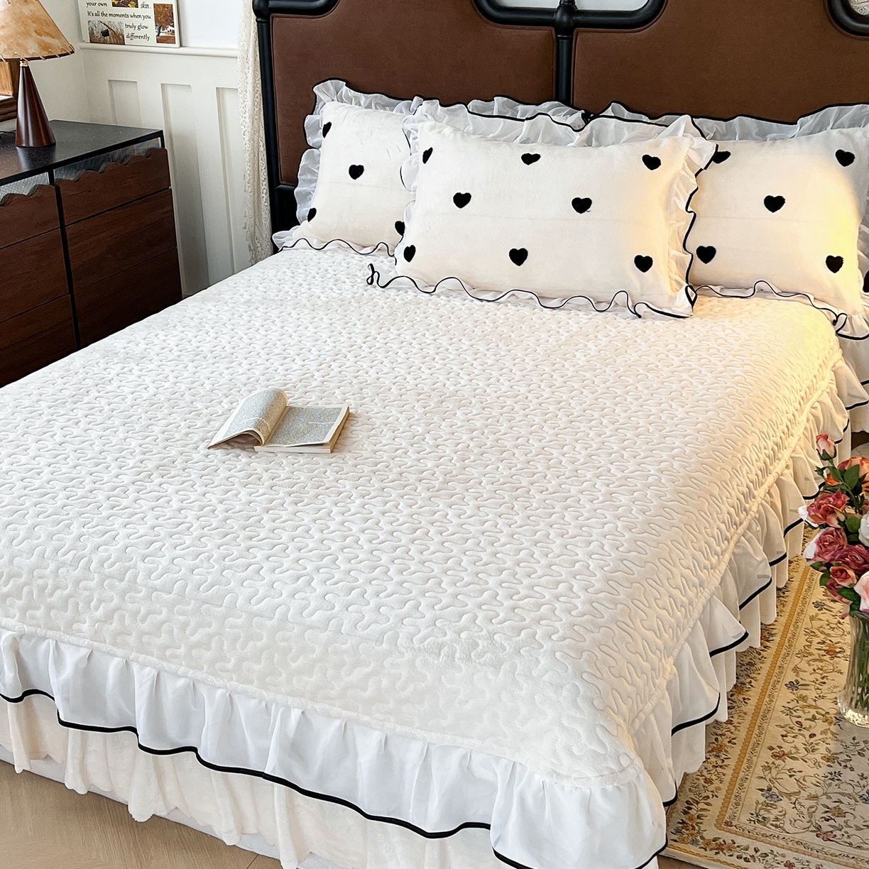 91家纺网 家纺一手货源 找家纺 梦柏家纺 2025新款韩式牛奶绒刺绣花边床盖四件套 月光白