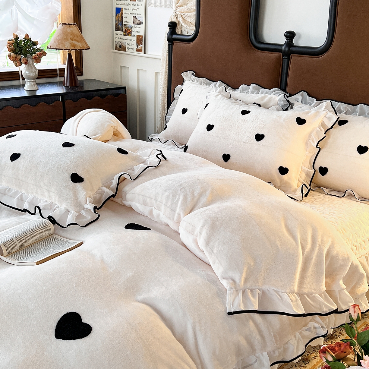 91家纺网 家纺一手货源 找家纺 梦柏家纺 2025新款韩式牛奶绒刺绣花边床盖四件套 月光白