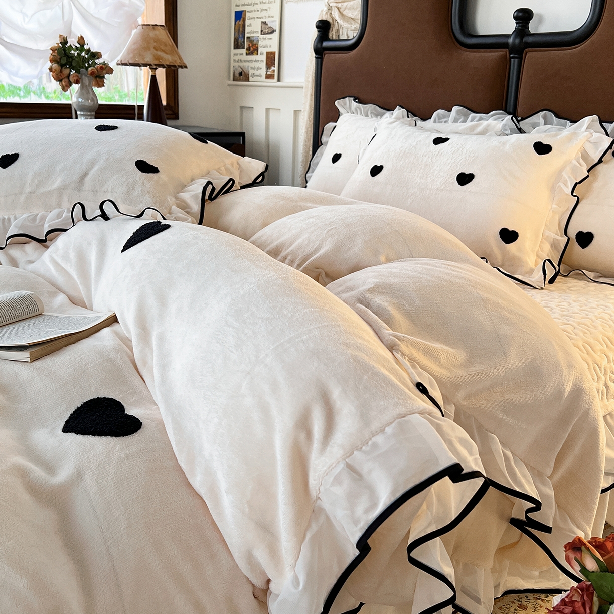 91家纺网 家纺一手货源 找家纺 梦柏家纺 2025新款韩式牛奶绒刺绣花边床盖四件套 月光白