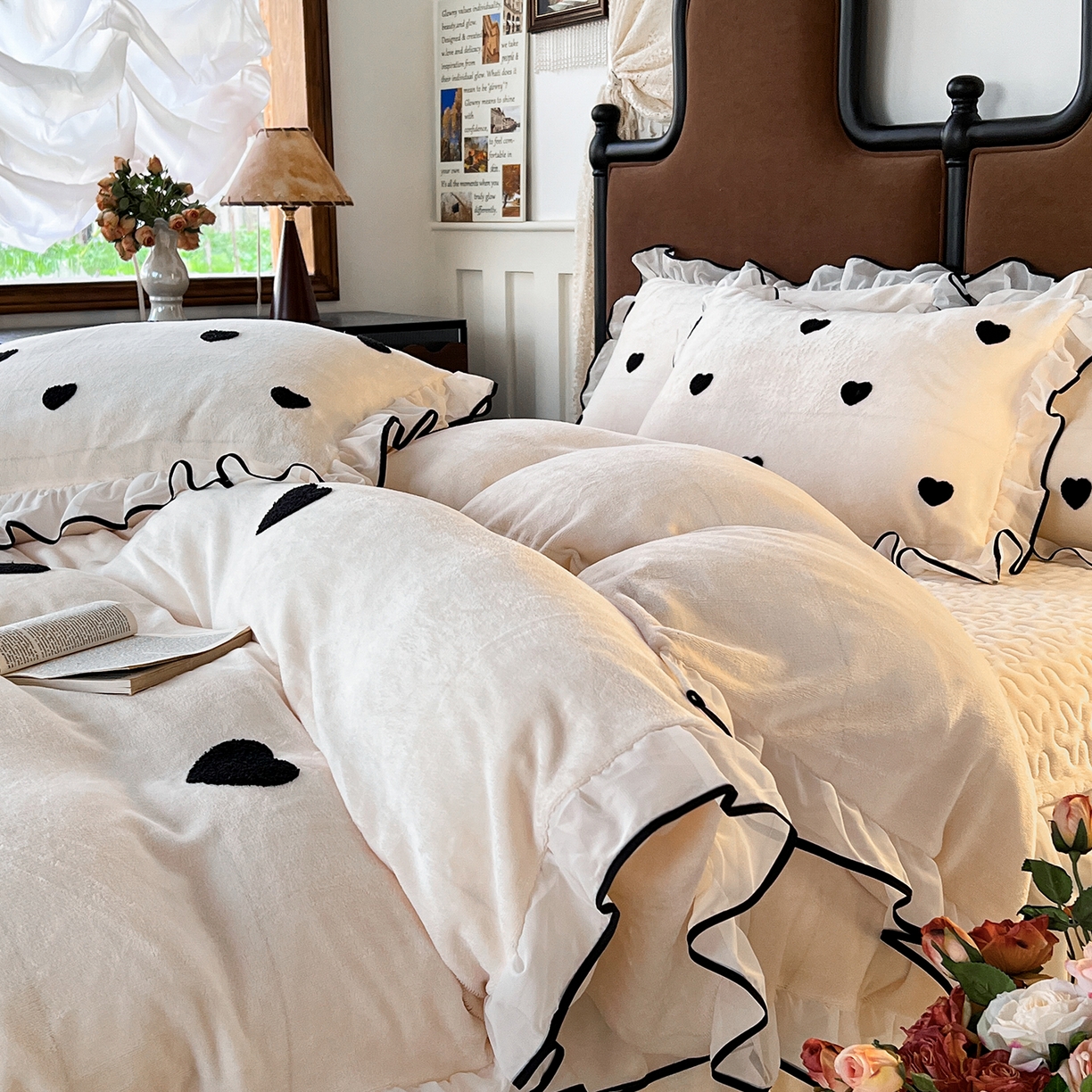 91家纺网 家纺一手货源 找家纺 梦柏家纺 2025新款韩式牛奶绒刺绣花边床盖四件套 月光白