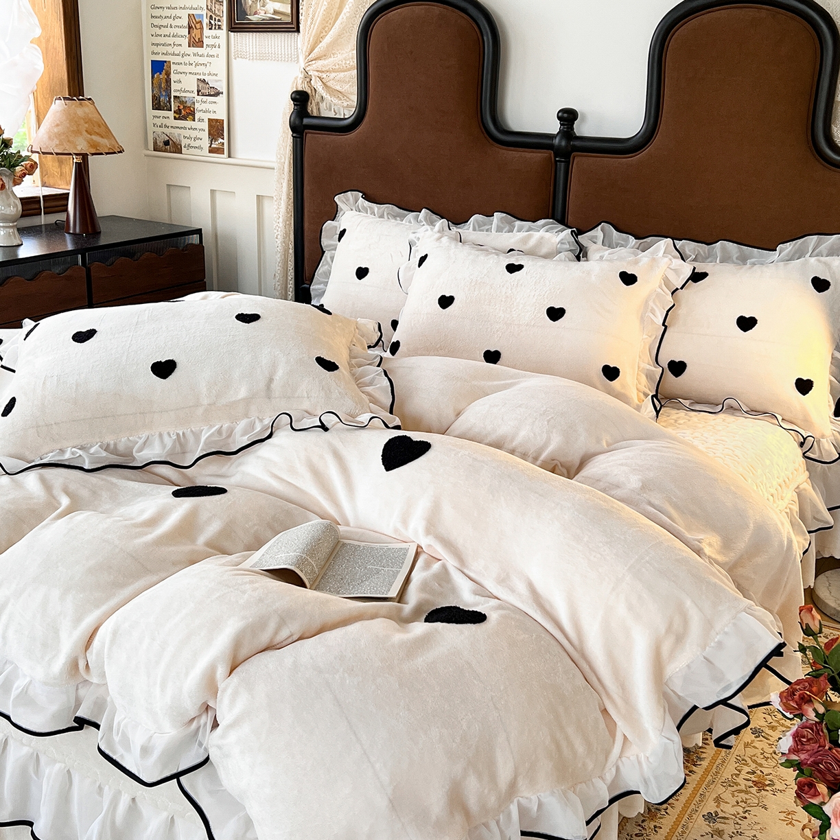 91家纺网 家纺一手货源 找家纺 梦柏家纺 2025新款韩式牛奶绒刺绣花边床盖四件套 月光白