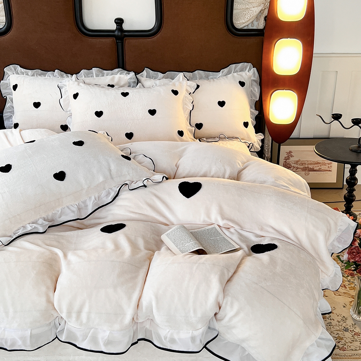 91家纺网 家纺一手货源 找家纺 梦柏家纺 2025新款韩式牛奶绒刺绣花边床盖四件套 月光白