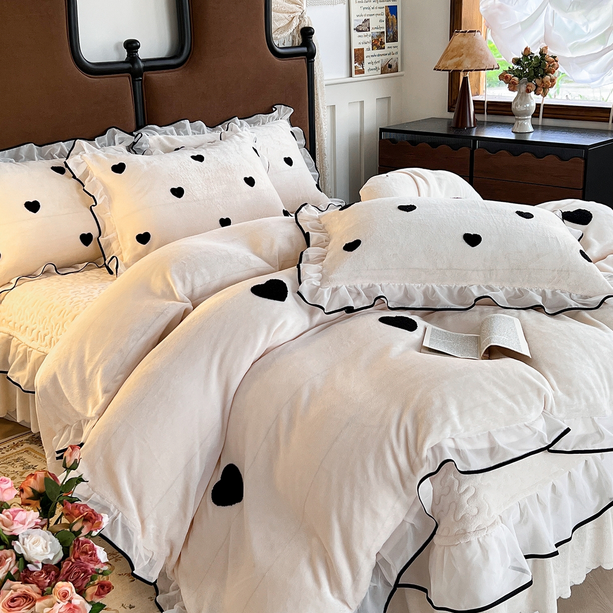 91家纺网 家纺一手货源 找家纺 梦柏家纺 2025新款韩式牛奶绒刺绣花边床盖四件套 月光白