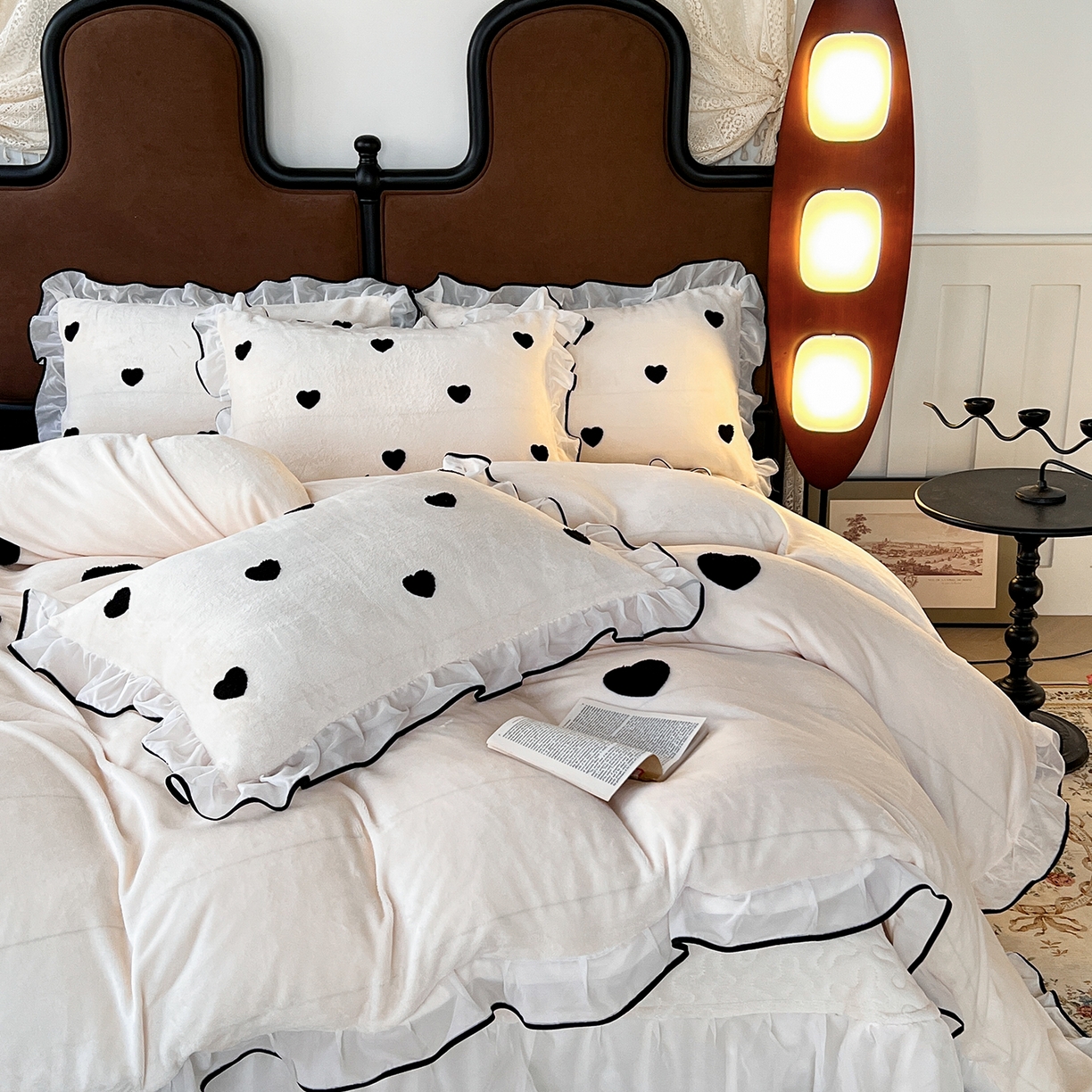 91家纺网 家纺一手货源 找家纺 梦柏家纺 2025新款韩式牛奶绒刺绣花边床盖四件套 月光白