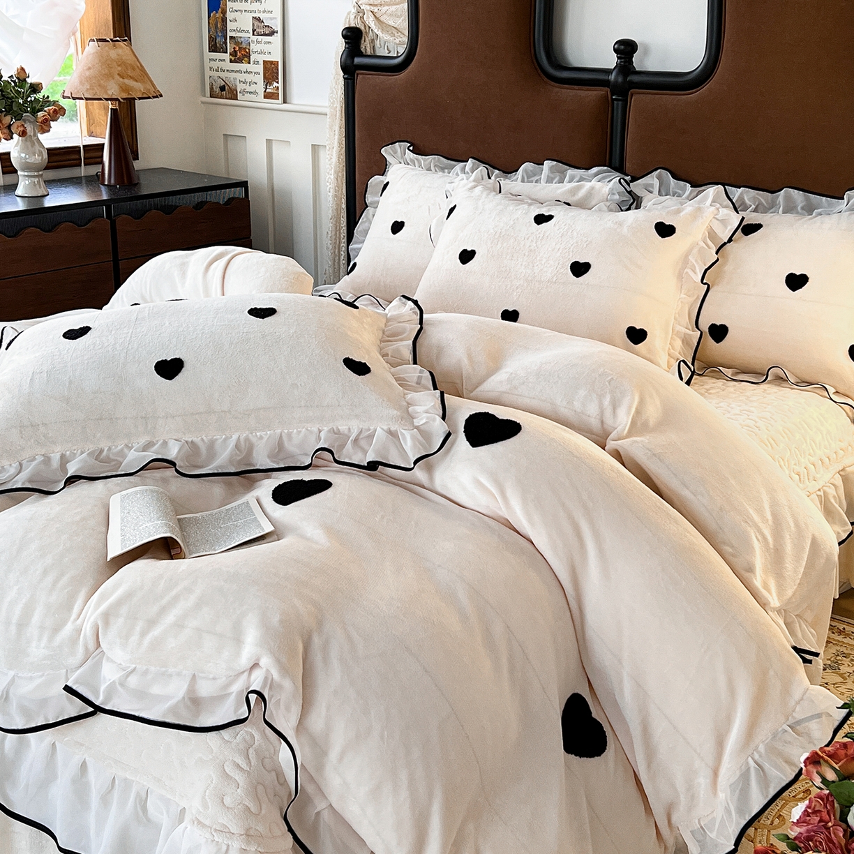 91家纺网 家纺一手货源 找家纺 梦柏家纺 2025新款韩式牛奶绒刺绣花边床盖四件套 月光白