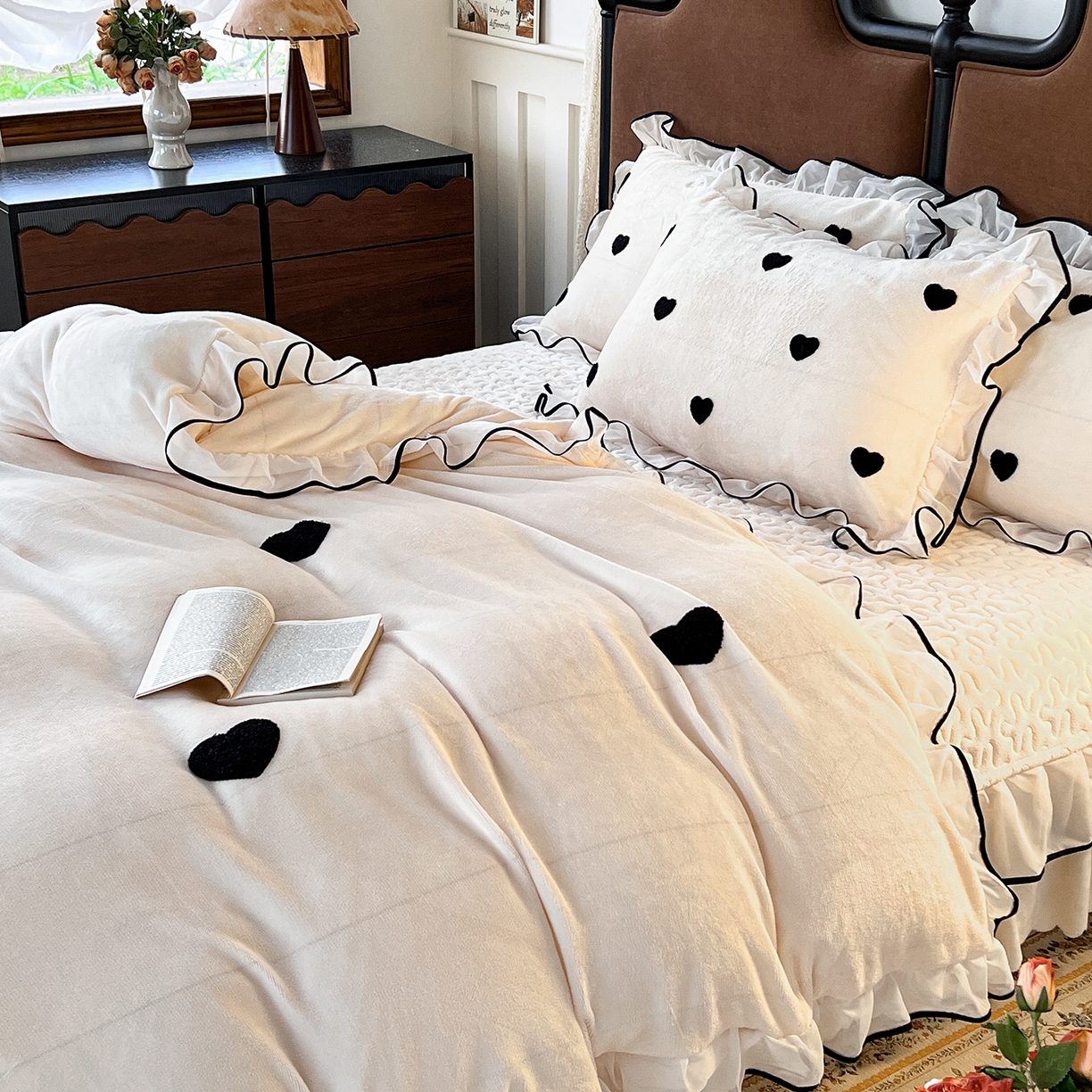 91家纺网 家纺一手货源 找家纺 梦柏家纺 2025新款韩式牛奶绒刺绣花边床盖四件套 月光白