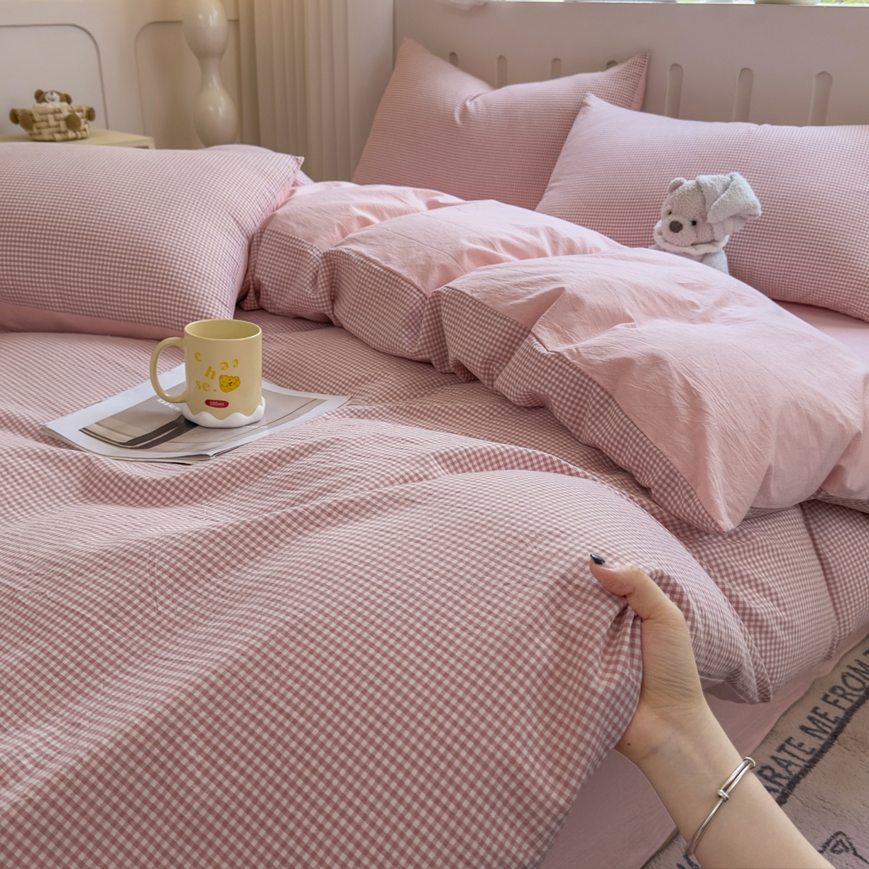 91家纺网 家纺一手货源 找家纺 宜家坊 2025新款A类全棉色织水洗棉四件套纯棉格子纯色被套学生宿舍三件套定制定做 密格-浅粉