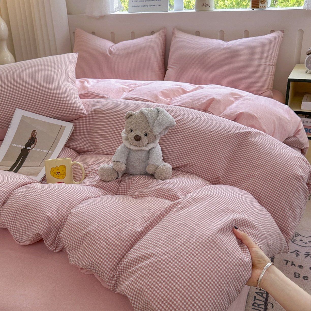 91家纺网 家纺一手货源 找家纺 宜家坊 2025新款A类全棉色织水洗棉四件套纯棉格子纯色被套学生宿舍三件套定制定做 密格-浅粉